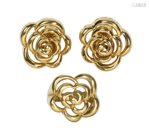 Van Cleef & Arpels, 18k yellow gold flower jewelry suite Including 1) 18k yellow gold flower ring,