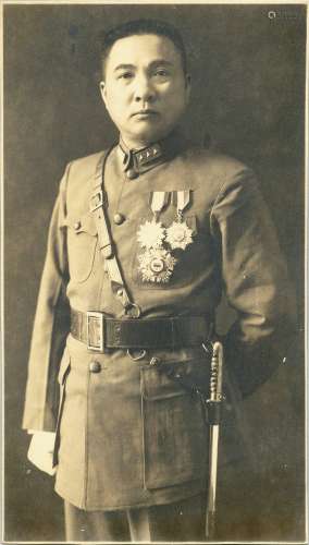 民国二十八年（1939年）罗卓英任第十九集团军总司令时于江西吉安摄个人戎装照一张。