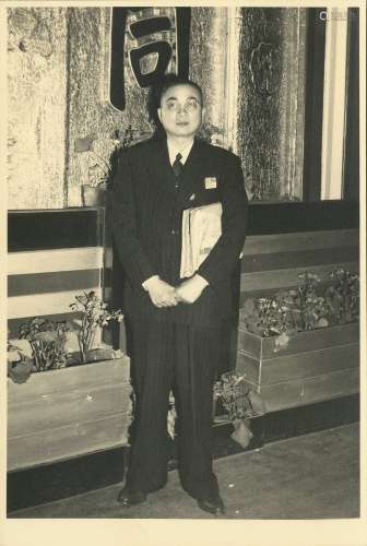 民国三十七年（1948年）罗卓英与南京出席国民大会个人照片一张。