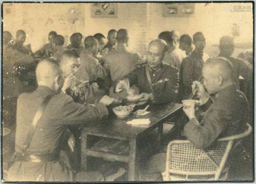 蒋介石、白崇禧、罗卓英等与部队官兵一同吃饭照片一张，少见。