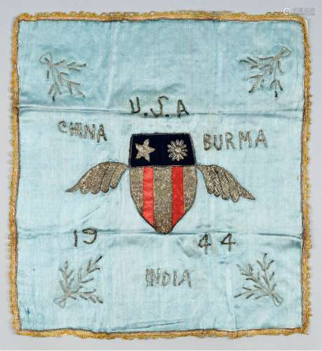 民国三十三年（1944年）抗战时期中缅印战区《美国援华航空队银丝刺绣锦旗》一面。