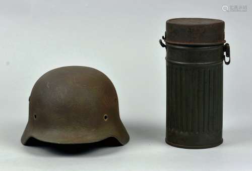 抗战时期国军德式钢盔一只；德式防毒面具筒一只。