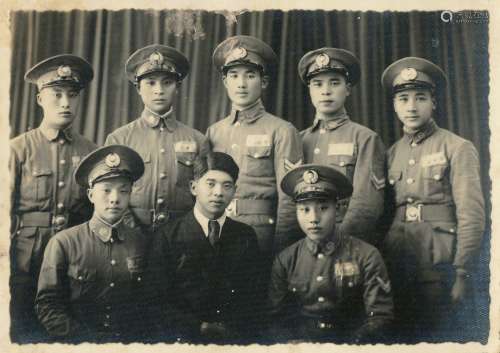 民国二十七年（1938年）抗战时期空军军官学校第九期学员与教官中央航校第五期吴祖蘅合影一张。