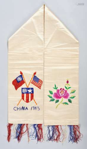 1945年中印缅战区中国远征军胜利纪念丝巾一条（丝巾上绣有中美两国国旗和中印缅战区徽章）。