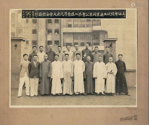 民国二十五年（1936年）上海市呢绒工厂业同业公会第二届会员代表大会全体合影照片一张。