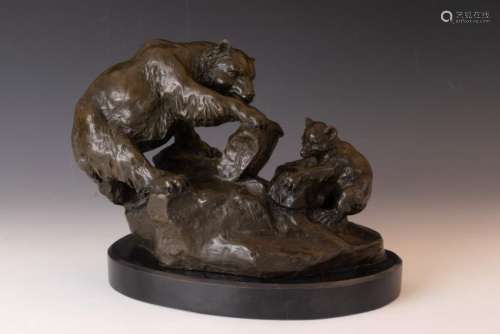 CM Russell Bronze Grizzly with Cub