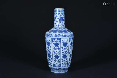 A BLUE AND WHITE ROULEAU VASE, QING DYNASTY