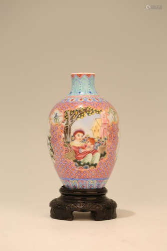 AN ENAMELLED 'FIGURE' VASE.QING DYNASTY