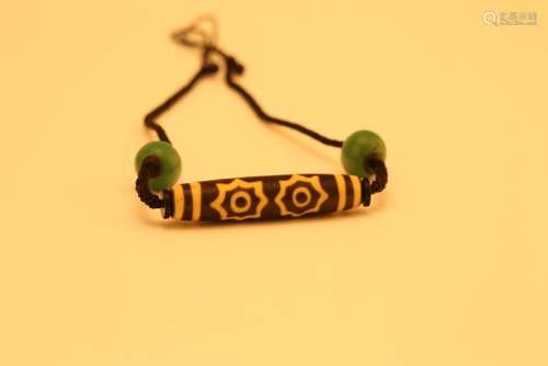 A TIBET DZI NECKLACE .ANTIQUE