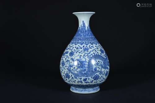 A BLUE AND WHITE DRAGON VASE.QING DYNASTY