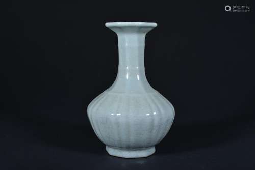 A GUAN-TYPE VASE.QING DYNASTY