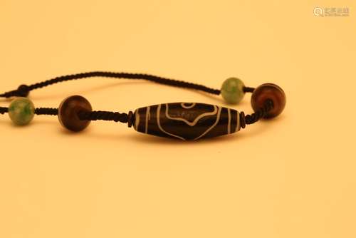 A TIBET DZI NECKLACE .ANTIQUE