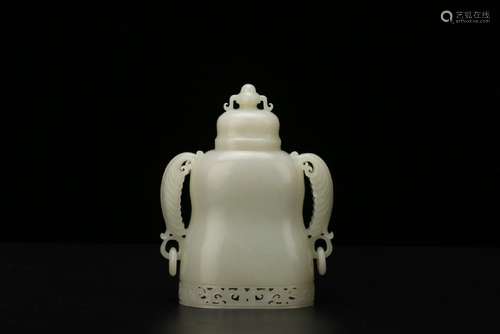 A CARVED WHITE JADE VASE AND COVER.ANTIQUE