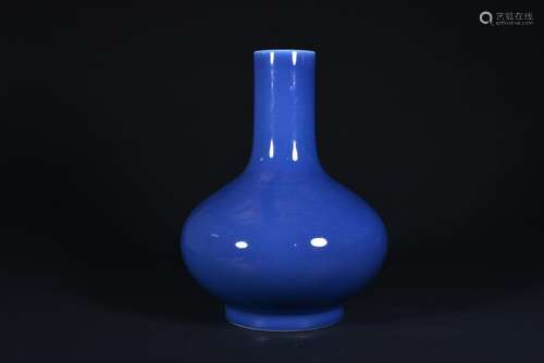 A BLUE-GLAZED BOTTLE VASE, QING DYNASTY