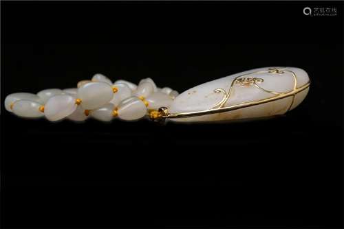 A WHITE JADE NECKLACE.