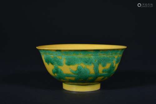 A YELLOW-GROUND GREEN-GLAZED BOWL