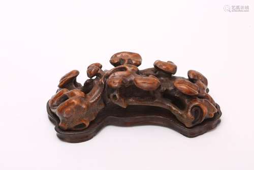 A CARVED HUANGYANMU'LINGZHI' PEN REST.ANTIQUE