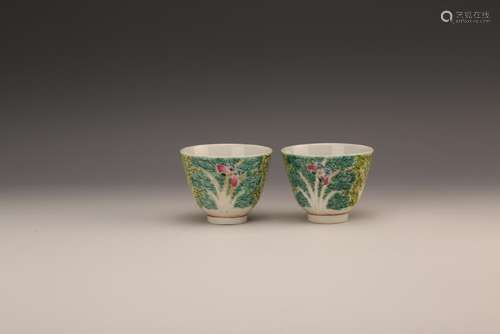 A PAIR OF FAMILLE-ROSE CUPS.QING DYNASTY