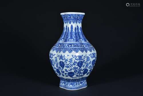 A BLUE AND WHITE VASE, QING DYNASTY