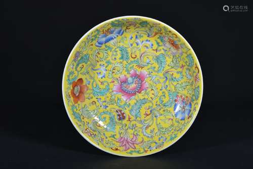 A YELLOW-GROUND FAMILLE-ROSE DISH, QING DYNASTY