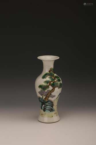 A FAMILLE-ROSE VASE.QING DYNASTY