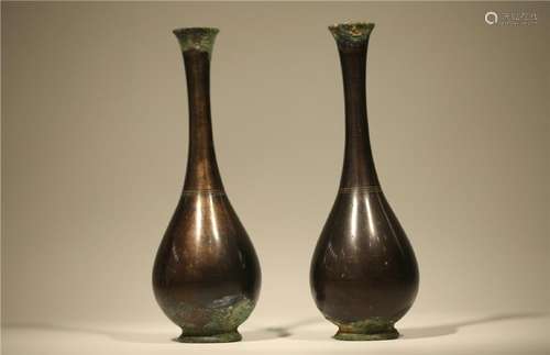 A PAIR OF BRONZE VASES.TANG DYNASTY