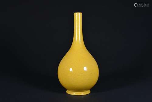 A YELLOW-GROUND INCISED DRAGON VASE, QING DYNASTY