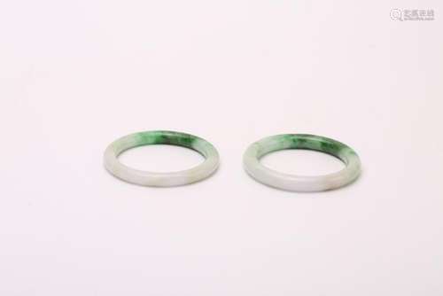 A PAIR OF JADEITE BANGLES.