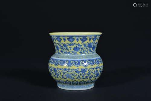 A YELLOW-GROUND BLUE AND WHITE ZHADOU, QING DYNASTY