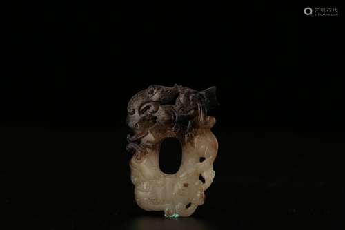 A CARVED JADE DRAGON PENDANT.MING DYNASTY