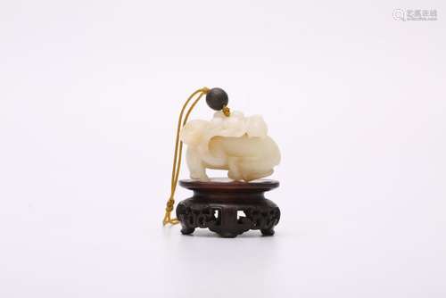 A WHITE JADE CARVING OF MONKEY AND STAND.QING DYNASTY