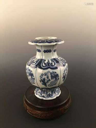 Chinese Ceramic Gourd Shape Vase With Blue &White