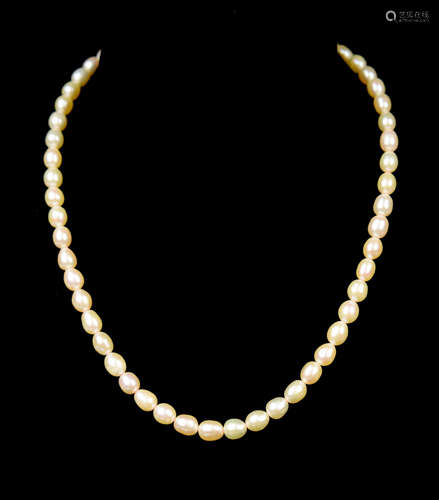 A Skin Colour Pearl Necklace