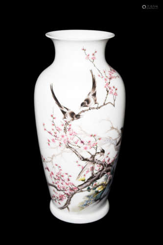 A Chinese Famille Rose Porcelain Vase with Portrait of Magpies, marked as 
