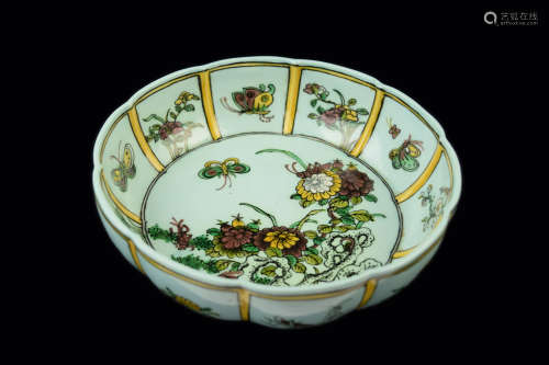 [Chinese] A Plain Tri-Colour (Su Sancai) Porcelain Floral Edge Bowl