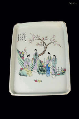 [Chinese] A Republic Era Famille Rose Tray with Portraits of Ladies