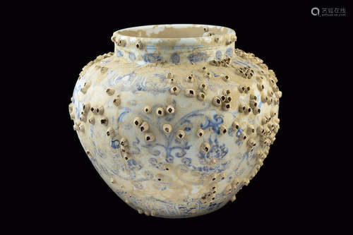 [Chinese] An Underwater Blue and White Porcelain Urn