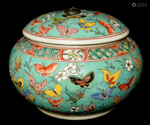 A Chinese Turquoise Ground Famille Rose Porcelain Butterfly Round Box with Lid, marked as 