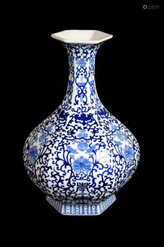 Chinese Blue and White Porcelain Long Neck Vase with Interlocking Lotus, marked as 