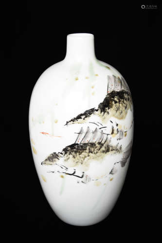 A Chinese Jingdezhen Famille Rose Porcelain Vase with Portraits of Fish, marked as 
