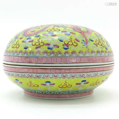 A Large Round Famille Rose Decor Box