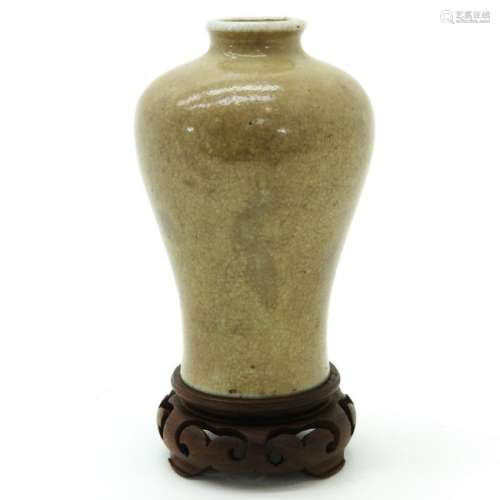 A Cream Glaze Small Vase on Carved Base