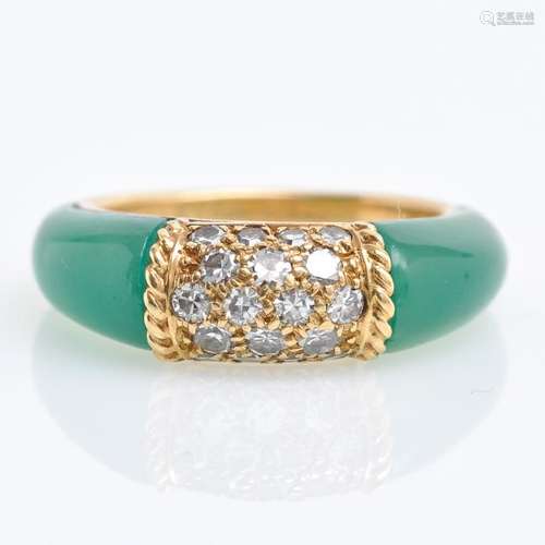 An 18KG Van Cleef & Arpels Chalcedony and Diamond Ring