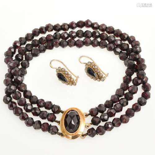 A 14KG and Garnet Bracelet and Earrings