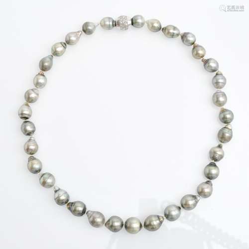 A Pearl Necklace on 14KG Clasp