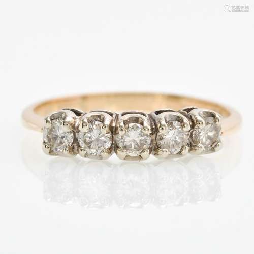 A Ladies 10KG Diamond Ring Approximately 0.54 CTW