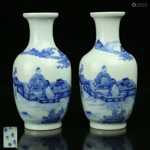 A Pair of Chinese Blue and White Porcelain Vases