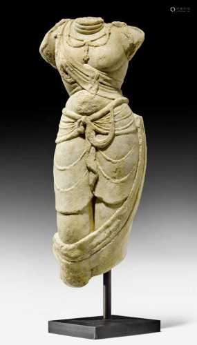 MARMOR-TORSO EINES BODHISATTVAS.