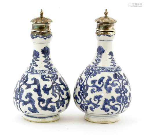 A pair of Chinese blue and white bottles