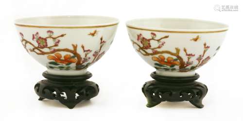 A pair of Chinese porcelain bowls